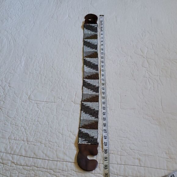 Woven Beaded Strech Belt with Brown Wood Buckle Clasp - Picture 5 of 9